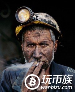 SMOKING-COAL-MINER-Pol-e-Khomri-Afghanistan-2002-1-c04895