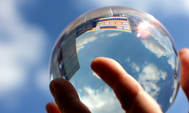 prediction-sphere-cloud-hold-ball-crystal_meitu_1