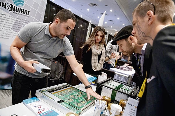 2014年4月7日，Inside Bitcoins峰会在纽约举行，参展商在峰会现场演示挖矿机