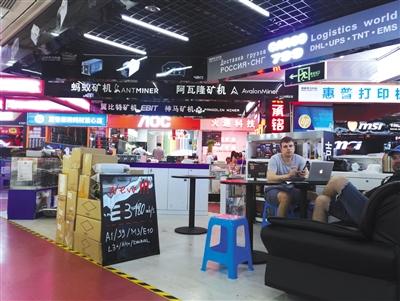 5月4日，深圳华强北赛格电子市场内，一些外国客户正在咨询矿机价格。
