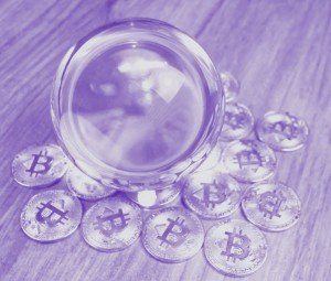 桌上的比特币代币与玻璃球