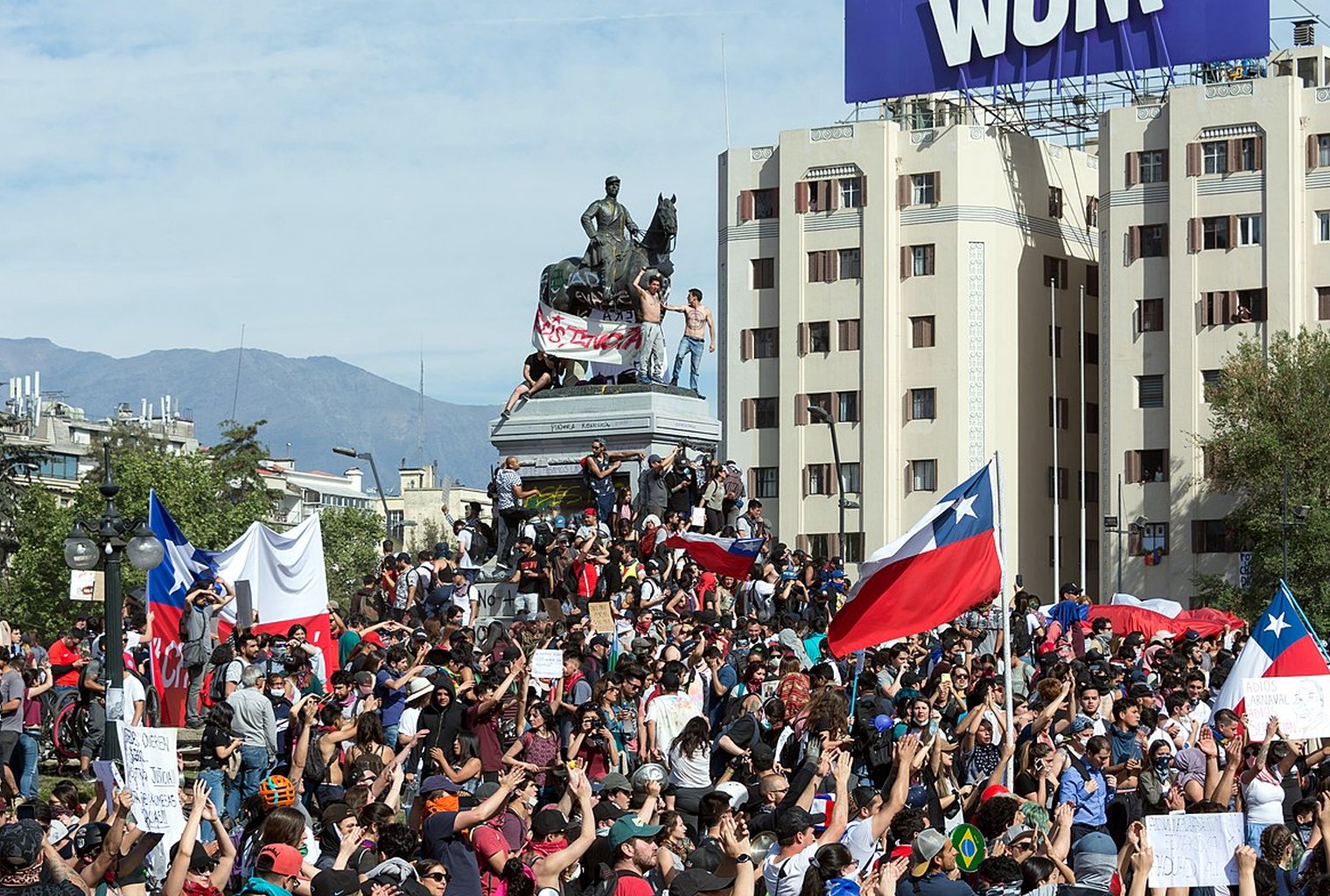 智利抗议活动升级，现金在自动柜员机上枯竭