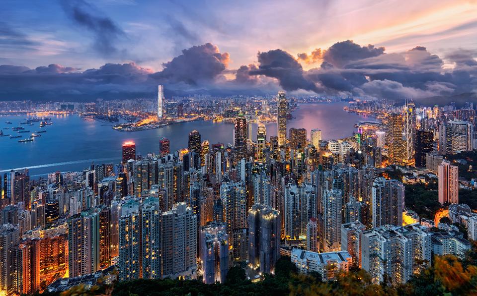 香港日出时的市中心摩天大楼
