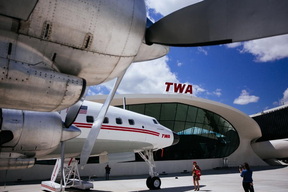 TWA酒店在肯尼迪国际机场标志性的TWA飞行中心大楼内开业