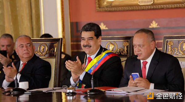 委内瑞拉总统马杜罗表示将向雇员和退休人员空投0.5个石油币