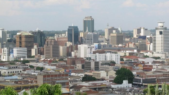 随着中央银行拧紧螺丝，津巴布韦的生命支持流